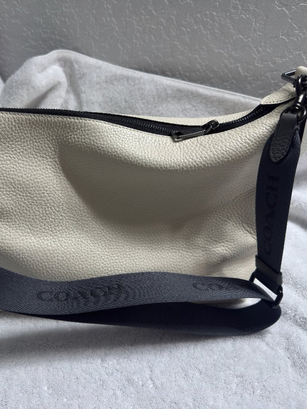 LIKE NEW Coach Zip Top Messenger Bag in Chalk